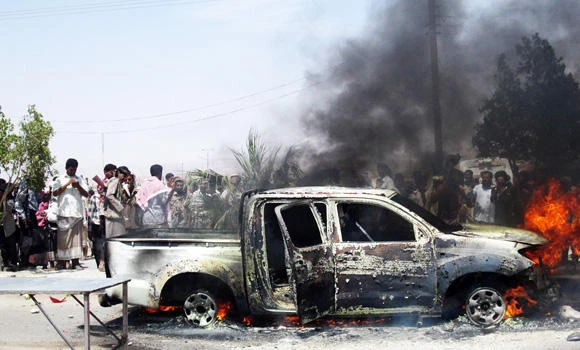Al-Qaeda gunmen seize military base in Yemen