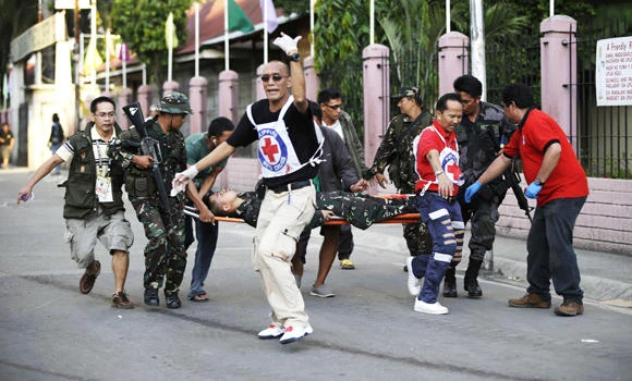 Gunmen burn homes as Philippine hostage crisis hits 5th day