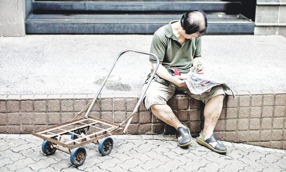 Hong Kong’s handcarts keep the city on a roll