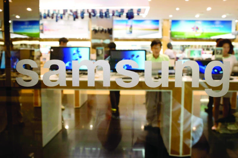 Samsung launches world’s first smartphone with curved screen