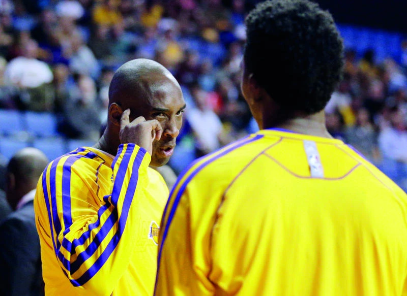 Bryant rejoins Lakers after knee procedure