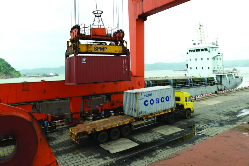 China’s exports fall, trade surplus down 44.7 percent