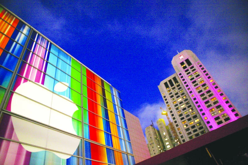 Apple investors shrug off weak orders for iPhone 5C