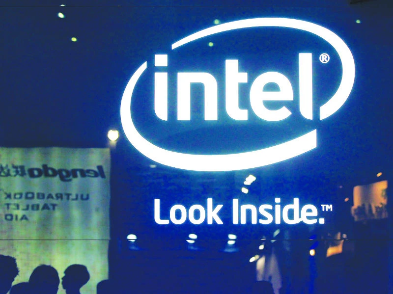 Intel reports mixed quarter, delays cutting-edge chip