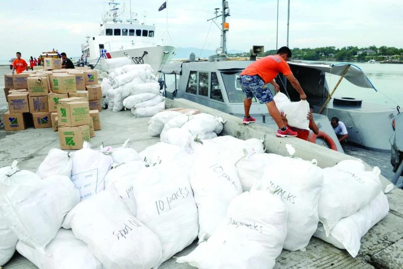 Philippines struggles to help quake victims