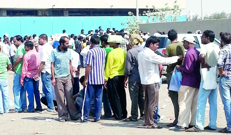 Expats swamp deportation center as deadline nears