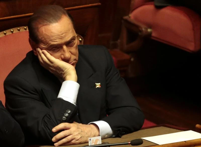 Berlusconi drops bid to topple govt