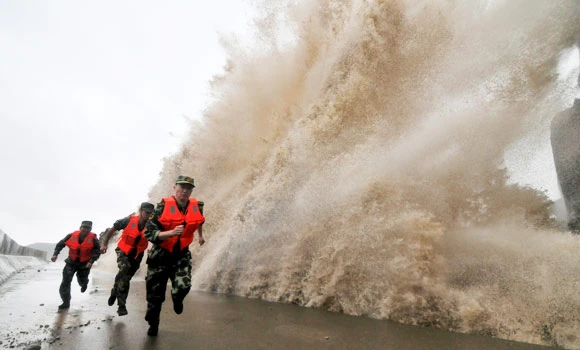 China evacuates 417,000 people ahead of typhoon