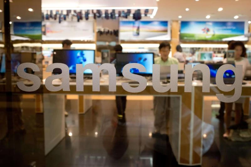 Samsung launches smartphone with curved screen