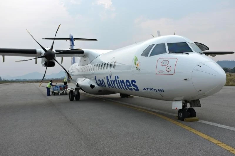 Vietnam Airlines plane lands with no wheel