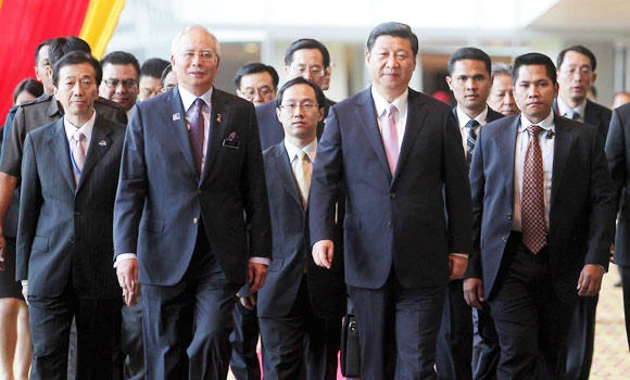 China’s Xi courts Malaysia in regional charm offensive