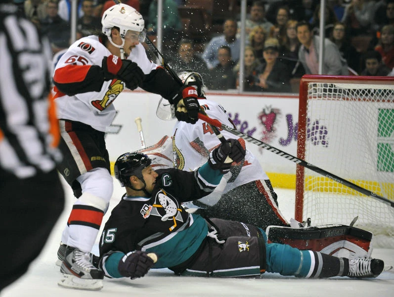 Ducks roll to 4th straight victory against Senators