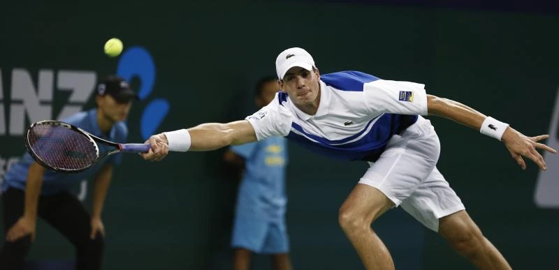 Isner digs deep to progress in soggy Shanghai