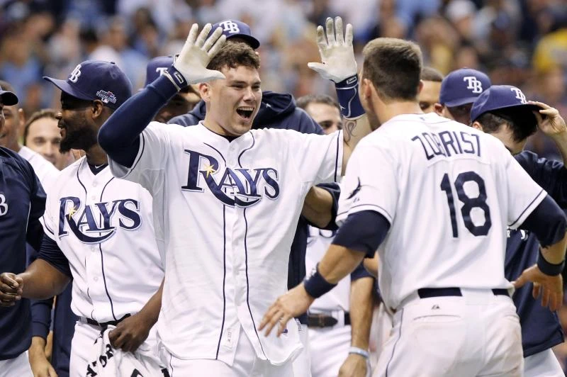 Lobaton makes big splash as Rays stay alive