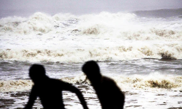 700,000 in shelters as Phailin rips into India