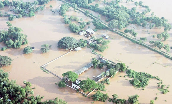 India cyclone survivors return home to destruction