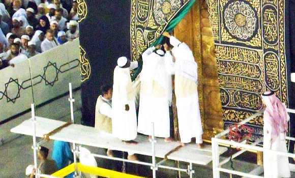 Rusty lock of Holy Kaaba changed after 30 years