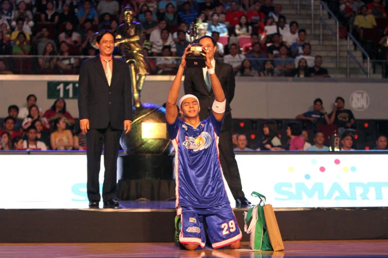 San Mig edges Petron to level series in PBA finals