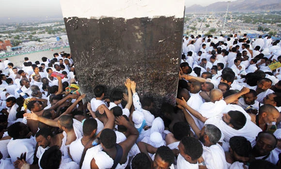 At Mount Arafat, pilgrims pray for end to divisions