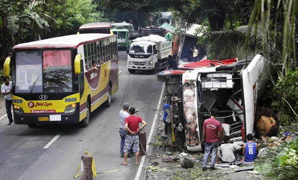20 killed, 44 injured in Philippine road accident