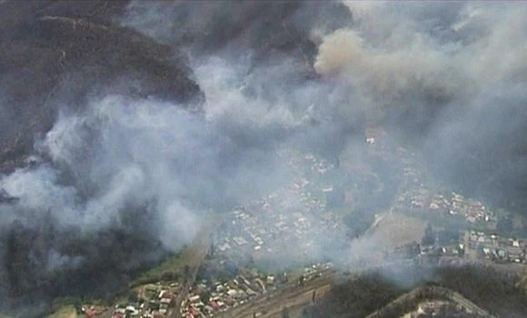 Australia wildfires destroy homes, darken Sydney skies