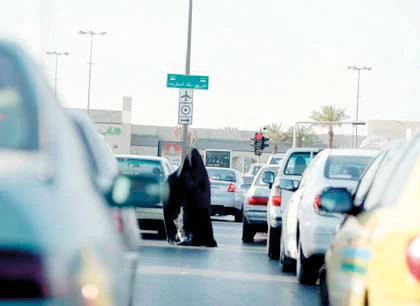 Govt promises streets free of expat beggars after Nov. 3
