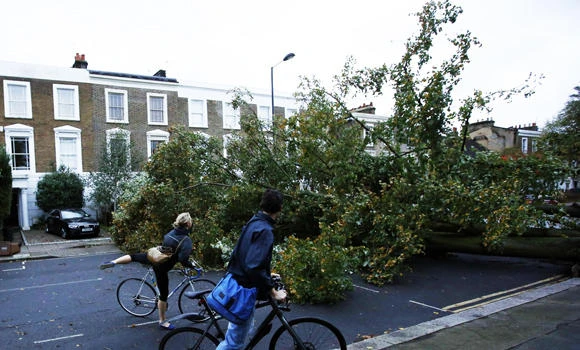 Hurricane-force gusts batter UK, Europe; 13 dead