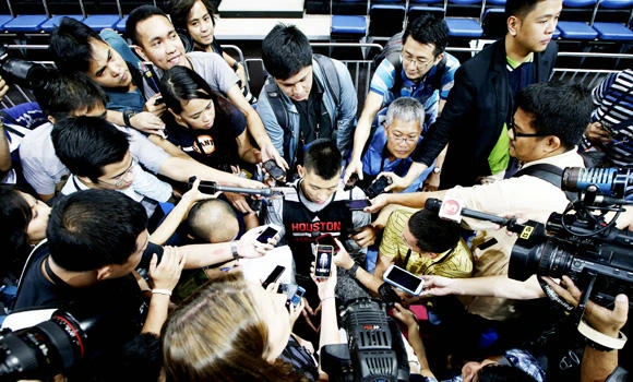 Linsanity hits Manila as Rockets warm up for game