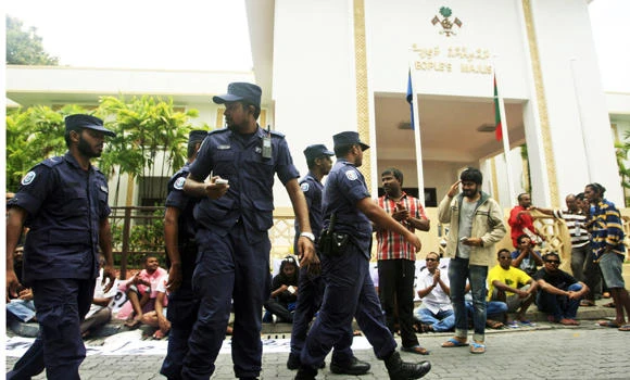 Maldives police block attempt at presidential vote