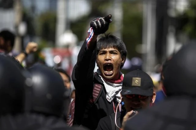 Thai protesters storm army headquarters