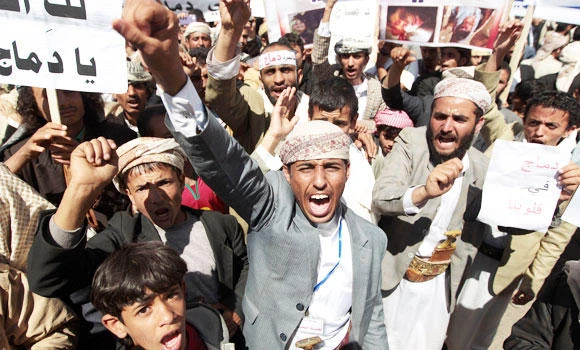 Rebels press attack on Yemeni town