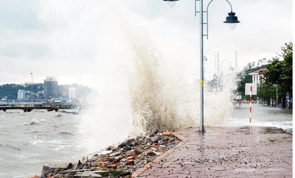 Weakened Haiyan makes landfall in Vietnam