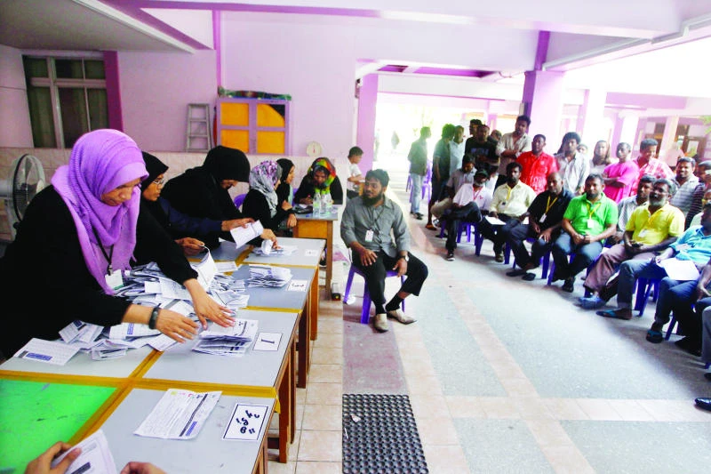 Nasheed tops Maldives poll but faces run-off