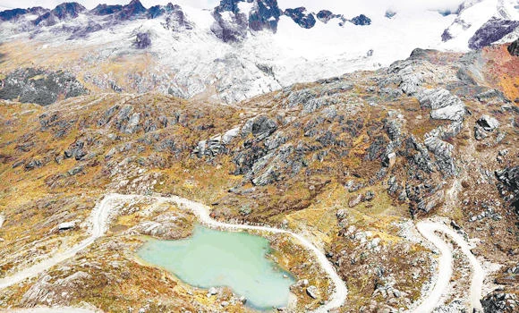 Peru uses climate twist to lure tourists to shrinking glacier