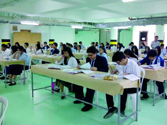 Filipino school students take scholarship test