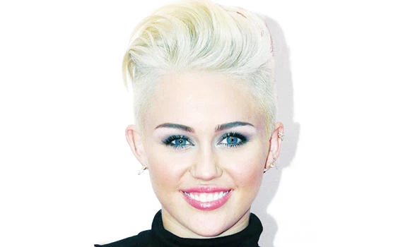 Cyrus lights up at MTV awards