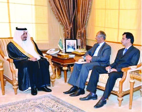 Pak envoy discusses labor issues with Asir governor