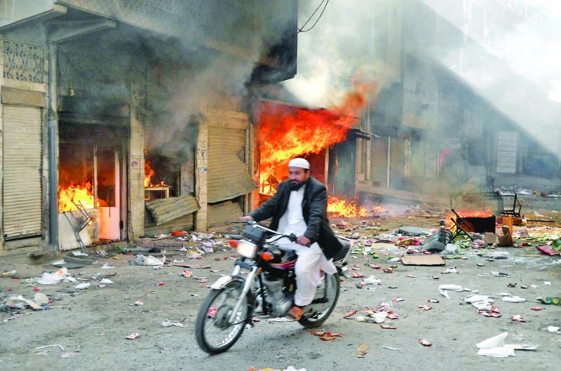 Pakistan imposes curfew as sectarian violence spreads