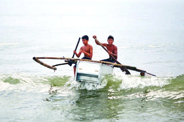 Filipino fishermen adrift as typhoon takes livelihood