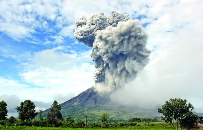18,000 Indonesians flee erupting volcano