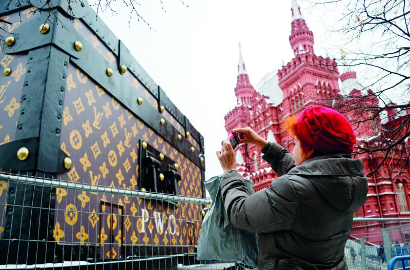 Giant trunk to be removed from Moscow’s Red Square