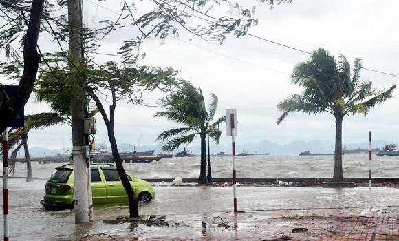 80,000 Vietnamese evacuated after floods kill 19