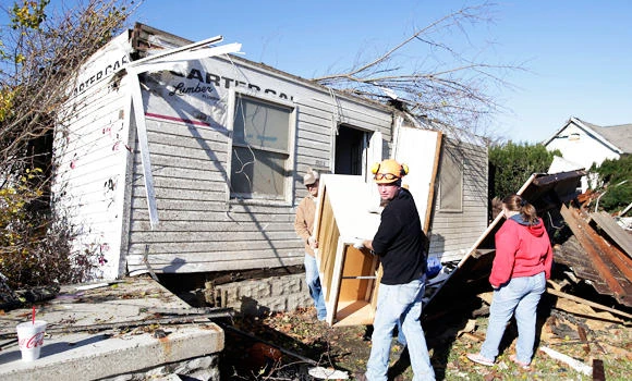 Illinois city locked down as officials assess tornado damage