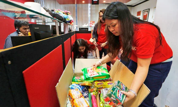 Filipino expats seek news, rally aid after Haiyan horror