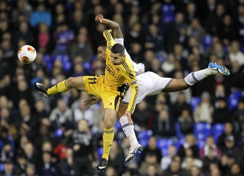 Lamela steers Tottenham through in Europa League