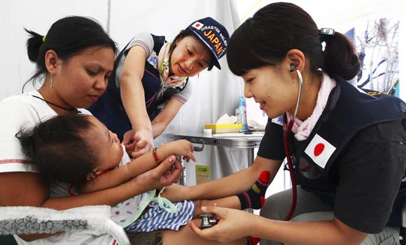 Japan medics bring high-tech fixes to Philippines typhoon