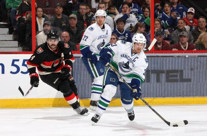 Sedin scores 300th, Canucks beat Senators 5-2
