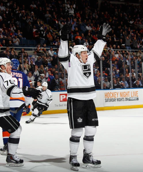 Kings score 3 in 3rd to stun Islanders