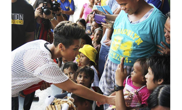 Alicia Keys visits typhoon refugees in Philippines