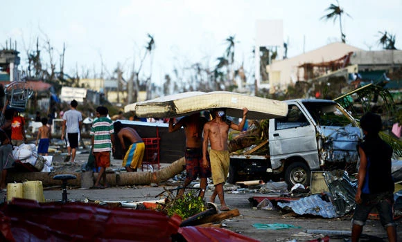 Typhoon survivors in Philippines struggle for relief